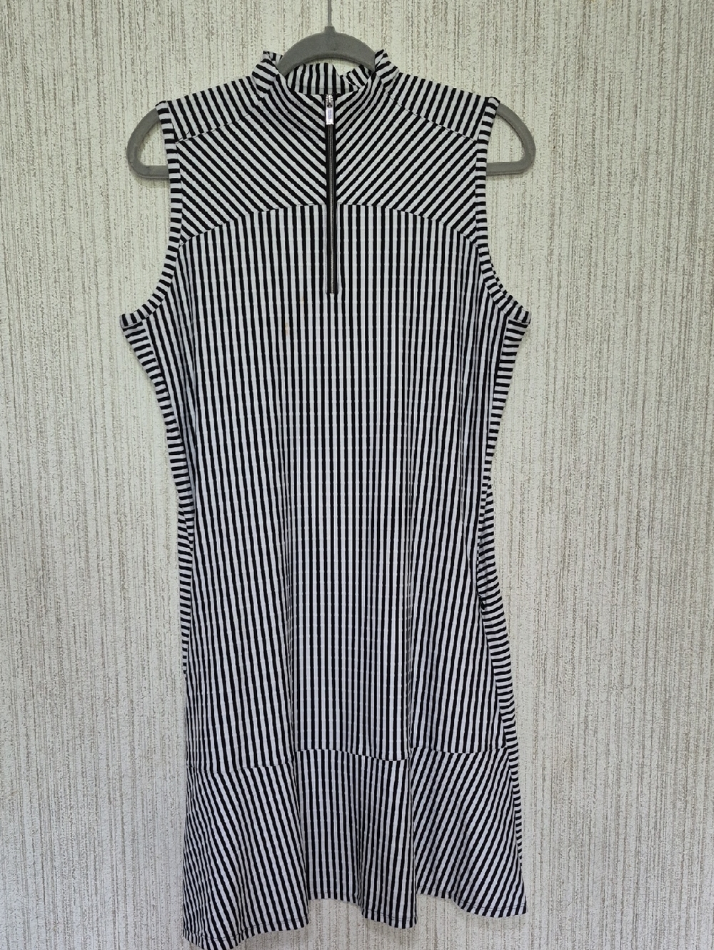 Tail Size Large Black And White Striped Athletic Dress Texture Pockets